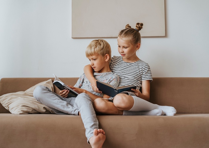 broer en zus die samen in de zetel zitten