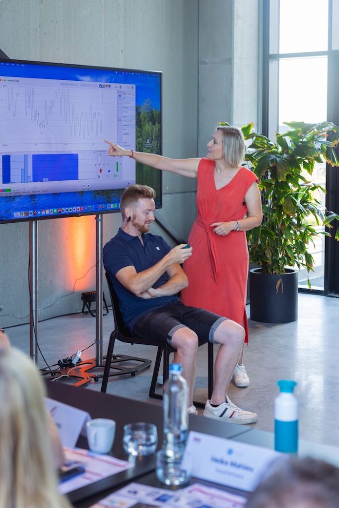 coach geeft uitleg over ademgolven en ademritme op basis van een biofeedback meting