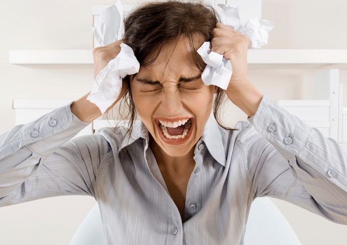 vrouw schreeuwt het uit van de stress en spanning