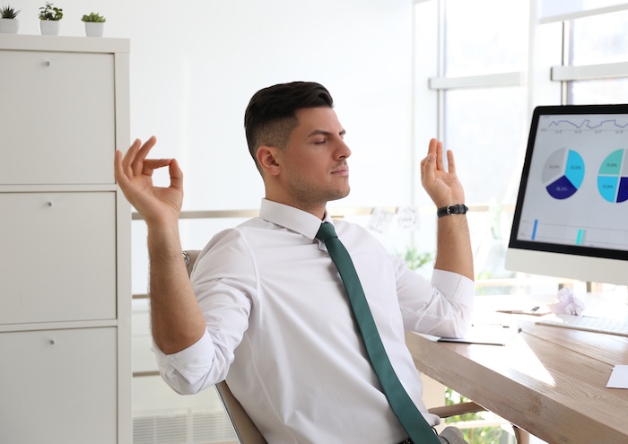 man neemt adempauze tijdens het werk om zijn focus te kunnen behouden