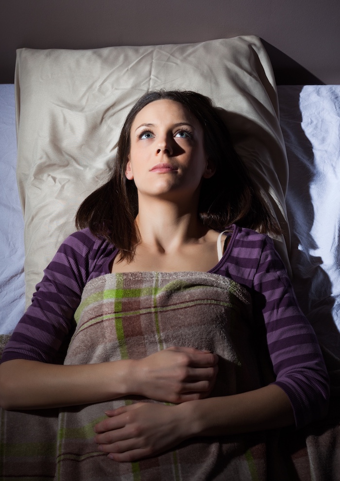 vrouw heeft last van piekeren en slapeloosheid