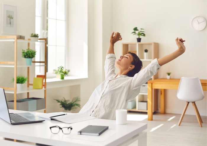 vrouw neemt korte pauze tijdens het werk als onderdeel van zelfzorg