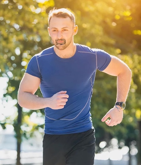 sporter met mondplakker om de neusademhaling te trainen tijdens het lopen