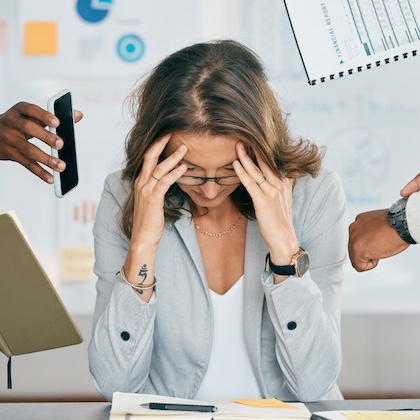vrouw die sluimerende uitval op de werkvloer symboliseert